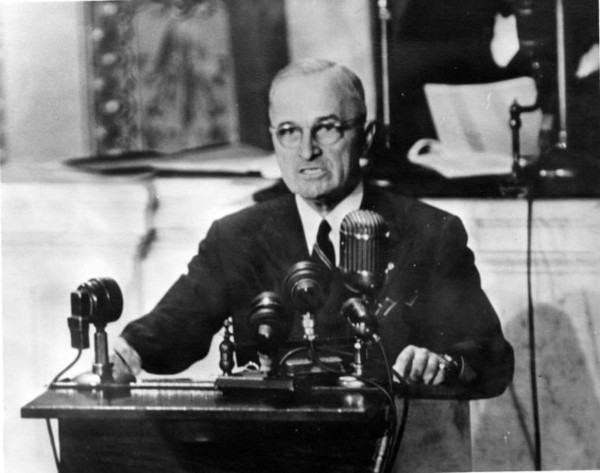 Fotografia de Harry S. Truman, o 33º presidente estadunidense, falando sobre a Doutrina Truman.