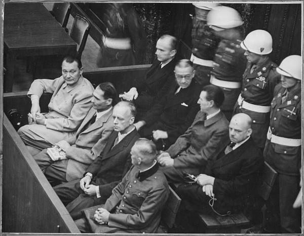 Membros do partido nazista sendo julgados no Tribunal de Nuremberg.