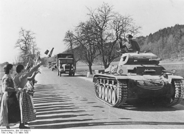 Militares alemães sendo saudados pela população austríaca de origem alemã, um exemplo do pangermanismo em prática.