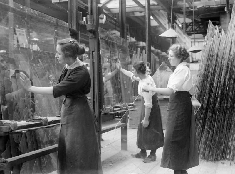 Trabalhadoras inglesas em uma fÃ¡brica de vidro durante a Primeira Guerra Mundial.