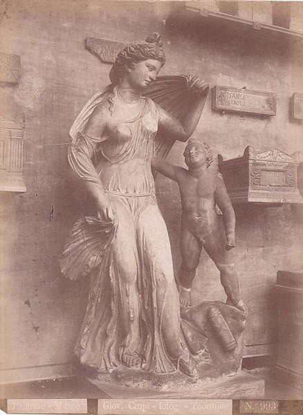 Fotografia antiga da escultura dos deuses gregos Afrodite (para os romanos, VÃªnus) e Eros (para os romanos, Cupido).