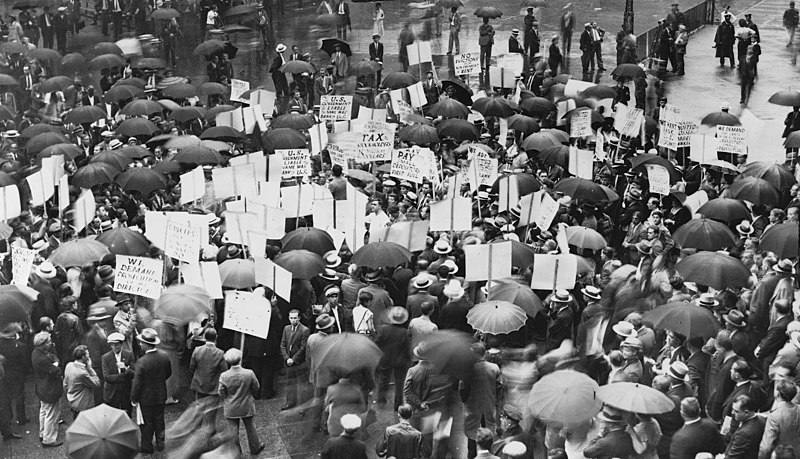 Protestos de desempregados devido Ã  falÃªncia de bancos durante a Crise de 1929.