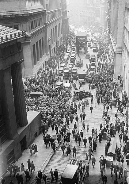 MultidÃ£o em frente Ã  Bolsa de Valores de Nova Iorque, durante a Crise de 1929.