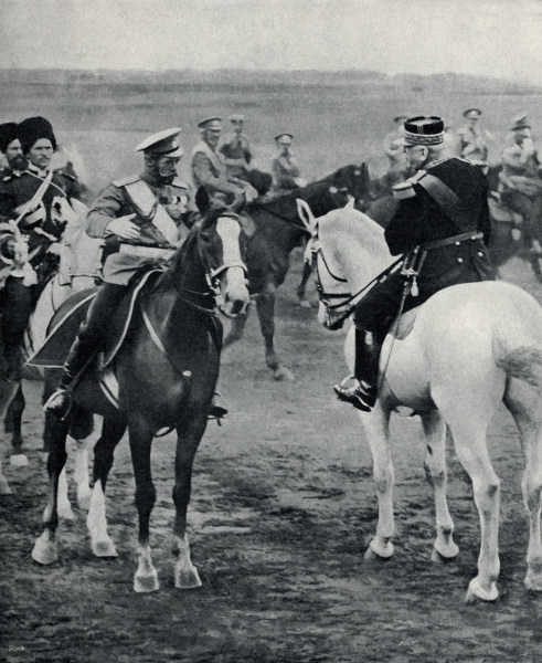 Czar Nicolau II e general Joffre sobre cavalos, e homens ao fundo, em 1913.
