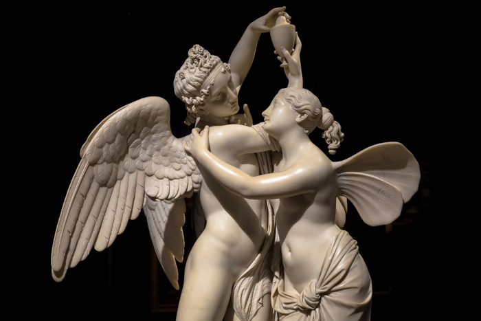 Escultura do deus Eros (Cupido) e da mortal PsiquÃª.