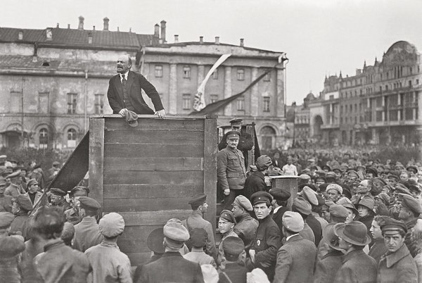 Fotografia de discurso de Lenin em 1920.