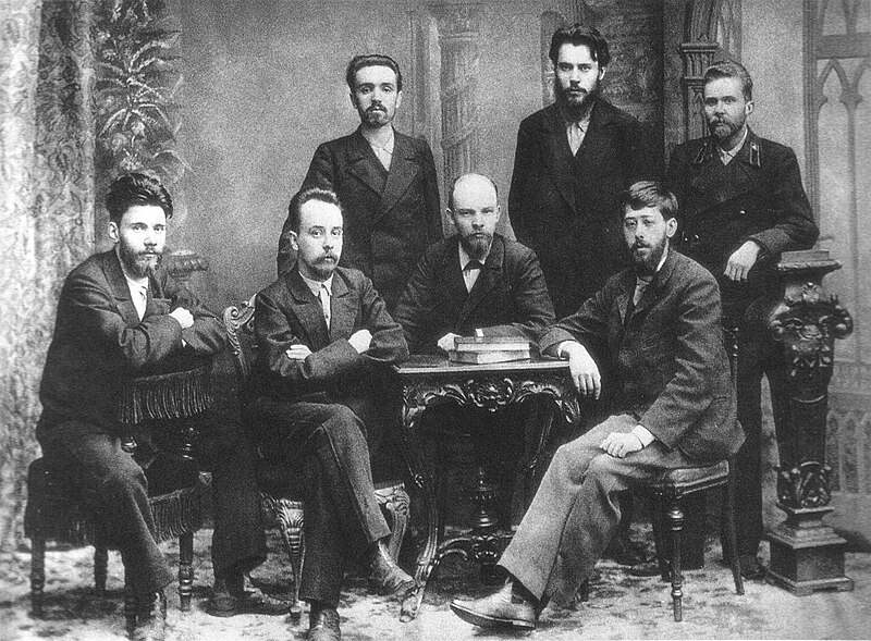 Lenin, ao centro da mesa, e membros do partido em 1897.