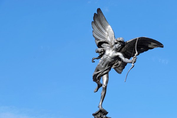 Monumento na Piccadilly Circus, em Londres, do deus grego Eros (Cupido, na mitologia romana).