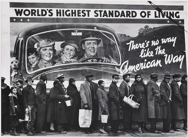 “O mais alto padrão de vida do mundo”, diz o letreiro, contrastando com a fila de espera por suprimentos na Crise de 1929.