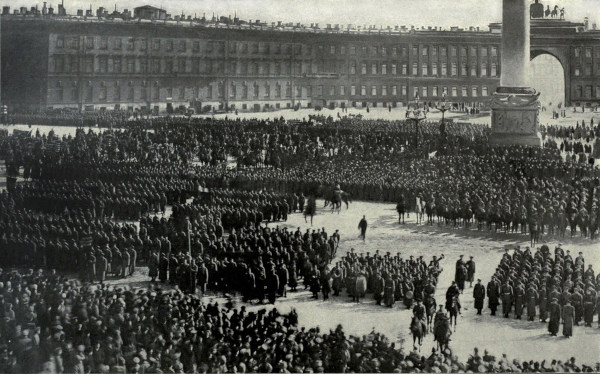 Oficiais do exército russo, na praça do Palácio de Inverno, fazendo juramento de fidelidade à Revolução de Outubro de 1917.