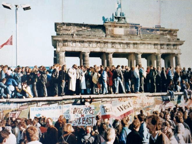 PortÃ£o de Brandemburgo, durante a queda do Muro de Berlim, no contexto de reunificaÃ§Ã£o da Alemanha