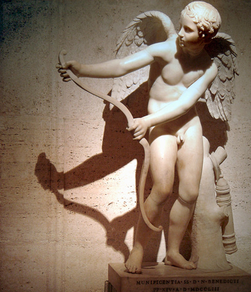 EstÃ¡tua evidenciando a representaÃ§Ã£o grega do deus Eros, conhecido na mitologia romana como Cupido.