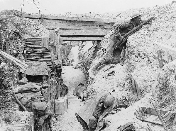 Soldados ingleses lutando nas suas trincheiras durante a Batalha do Somme (1916).