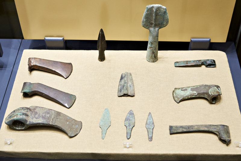 Partes de armas produzidas na Idade dos Metais.