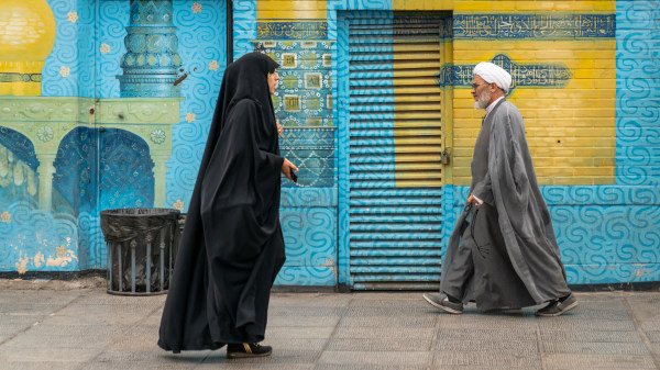 Homem muçulmano e mulher de hijab representando Xiitas e Sunitas.