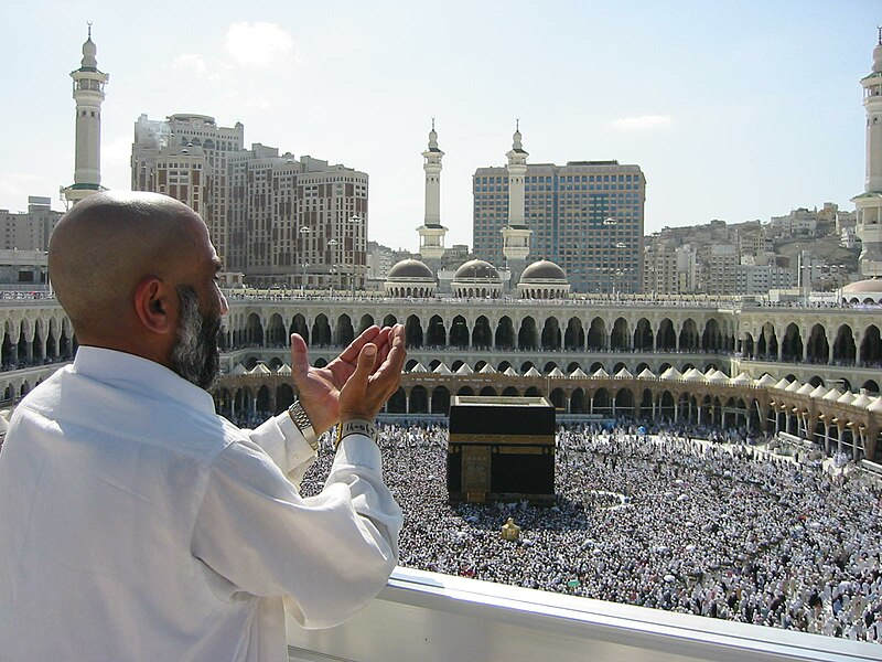 Homem fazendo oraÃ§Ãµes e multidÃ£o na Meca, prÃ¡ticas Xiitas e Sunitas.