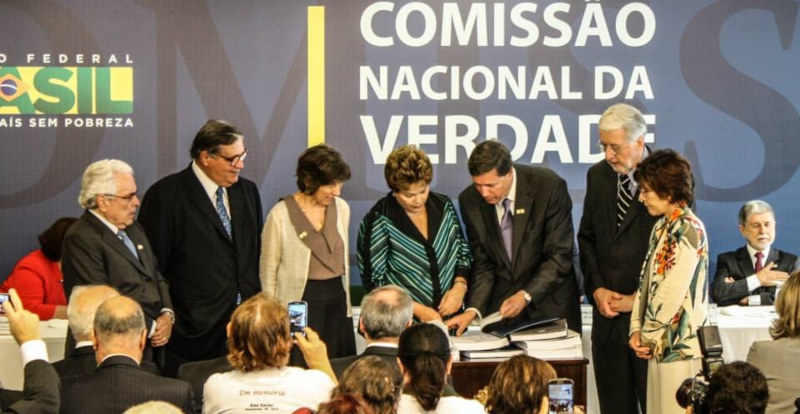 Entrega do relatÃ³rio da ComissÃ£o Nacional da Verdade, uma consequÃªncia da Ditadura Militar e dos anos de chumbo no Brasil.