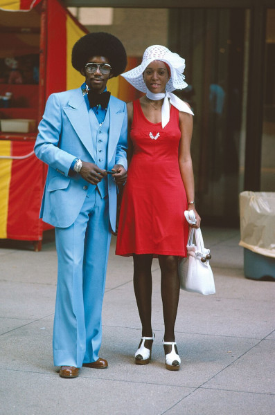 Casal fotografado em 1975, vestindo roupas da moda dos anos 70.