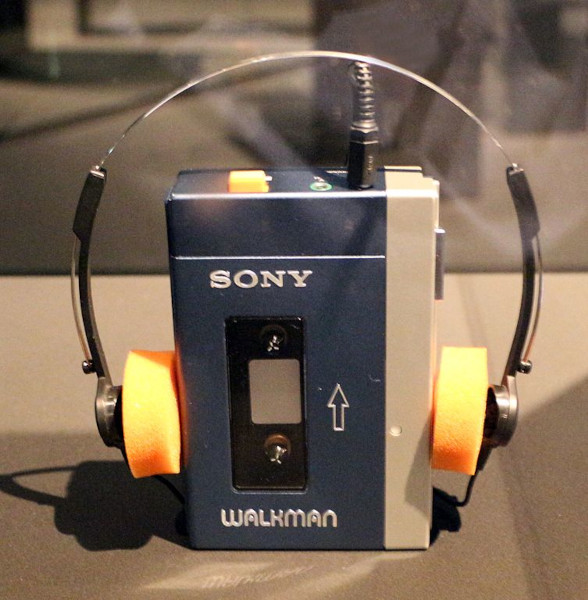 Primeiro walkman, lanÃ§ado nos anos 70 pela Sony.