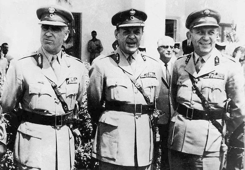 Fotografia dos generais lÃ­deres do golpe de Estado que levou aos anos de chumbo na GrÃ©cia.