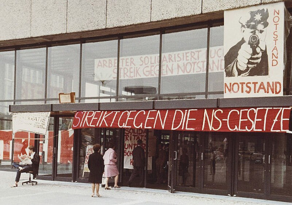 Cartazes de protesto na Alemanha em 1968, durante os anos de chumbo.[1]