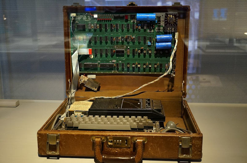 Computador Apple I, tecnologia dos anos 70, dentro de uma maleta. 