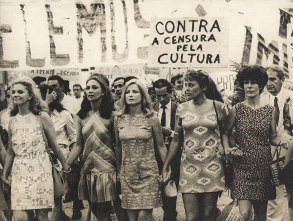 Mulheres em protesto contra a ditadura nos anos 70.