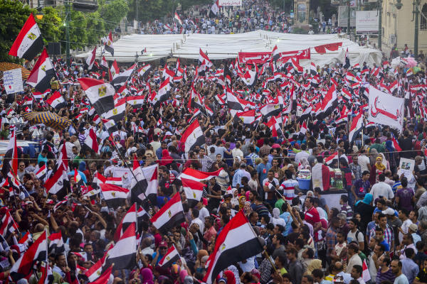 Multidão protestando nas ruas do Egito no contexto da Primavera Árabe.