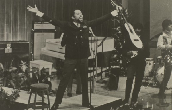 Gilberto Gil cantando em festival que marcou o início do tropicalismo.