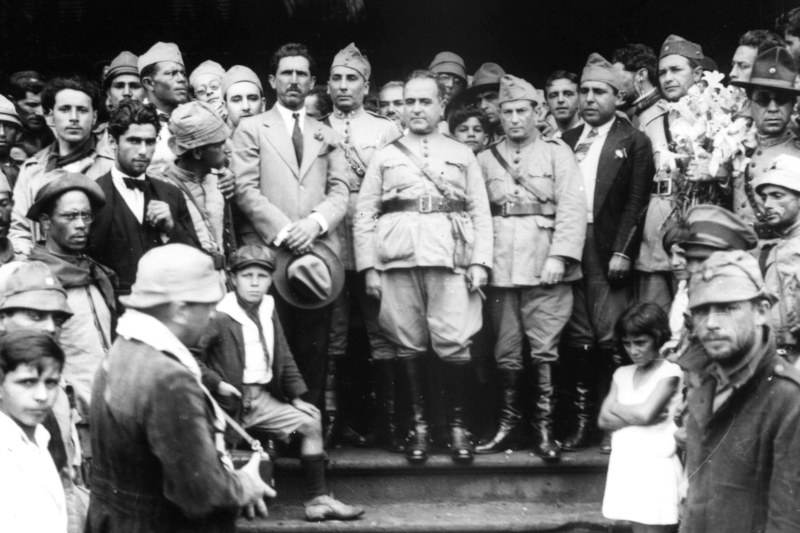 GetÃºlio Vargas entre militares, antes da redemocratizaÃ§Ã£o do Brasil de 1934.