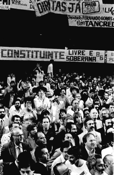Manifestantes do movimento das Diretas JÃ¡ pedindo a redemocratizaÃ§Ã£o do Brasil.