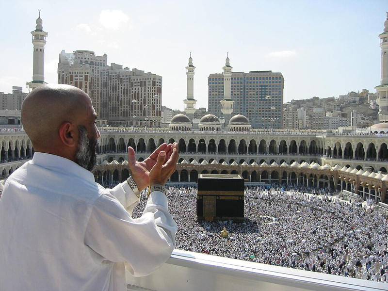 MuÃ§ulmanos em oraÃ§Ã£o, na cidade de Meca, de acordo com os princÃ­pios do AlcorÃ£o.[2]