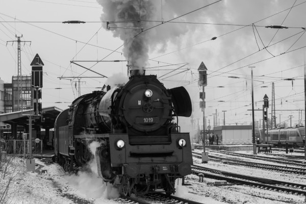 Fotografia em preto e branco de locomotiva em alusão à Segunda Revolução Industrial.