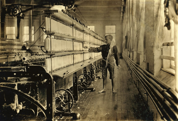 Jovem trabalhando em indústria de tecido em alusão à Primeira Revolução Industrial.