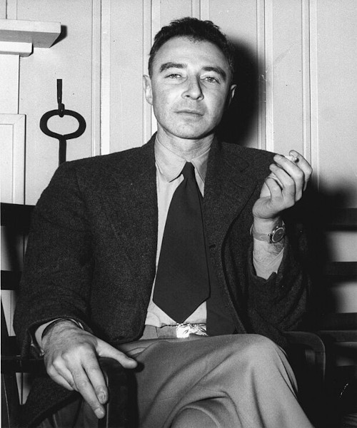 Julius Robert Oppenheimer, cientista que teve grande importÃ¢ncia na histÃ³ria da bomba atÃ´mica.