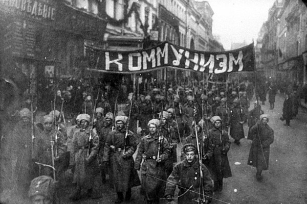 Soldados marchando em Moscou, em 1917, em texto sobre bolcheviques e mencheviques.