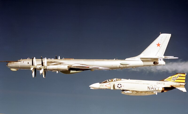 Caça norte-americano interceptando uma aeronave soviética na década de 1970, no auge da corrida armamentista.