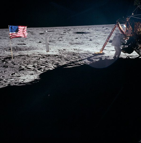 Bandeira dos Estados Unidos e astronauta na Lua, durante a corrida armamentista e espacial.