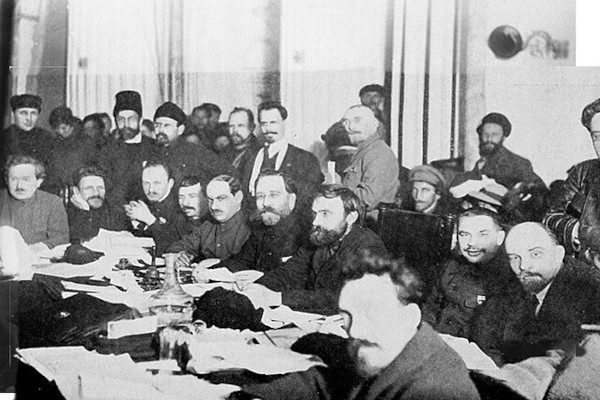 Liderança comunista reunida em texto sobre bolcheviques e mencheviques.
