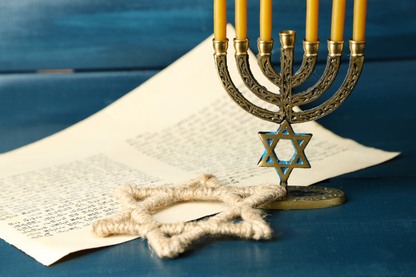 Menorá e estrela de Davi, símbolos do judaísmo.