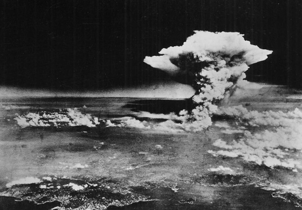 Nuvem formada pela explosão da bomba atômica em Hiroshima.