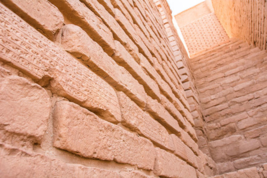 InscriÃ§Ãµes nas paredes do zigurate elamita de Chogha Zanbil, no IrÃ£. 