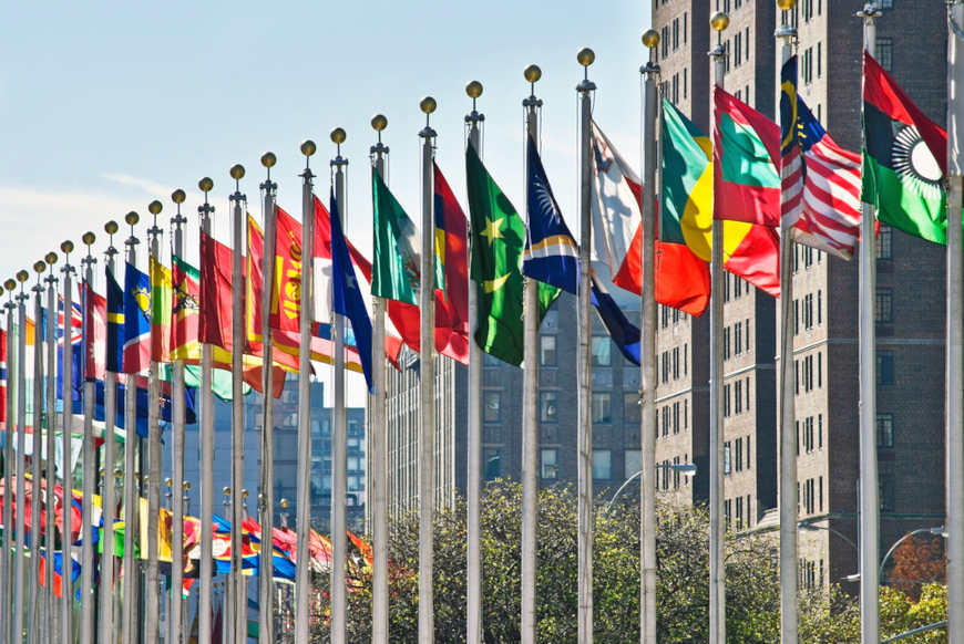Bandeiras de todas as naÃ§Ãµes da ONU, em texto sobre nacionalismo.