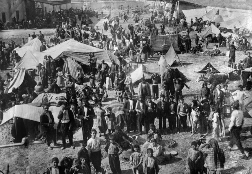 FamÃ­lias em campo de refugiados apÃ³s o GenocÃ­dio ArmÃªnio, em 1920.
