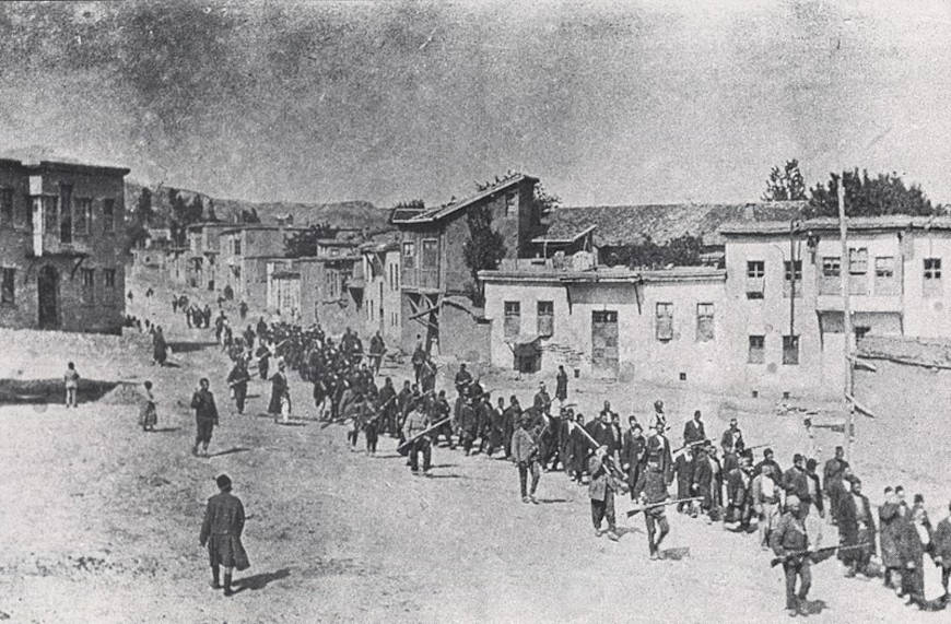 Escolta de prisioneiros, em 1915, durante o GenocÃ­dio ArmÃªnio.
