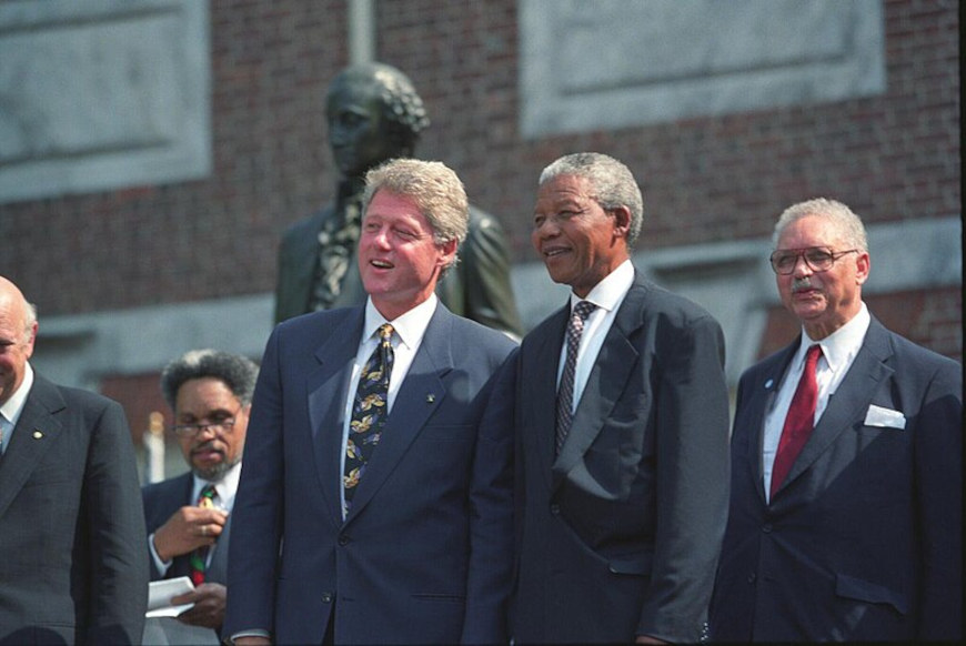 Nelson Mandela e o entÃ£o presidente dos Estados Unidos, Bill Clinton, em 1993.