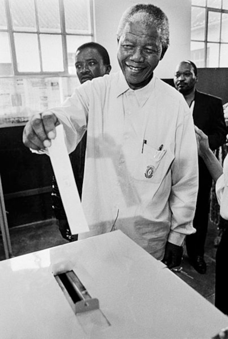 Nelson Mandela votando em 1994.