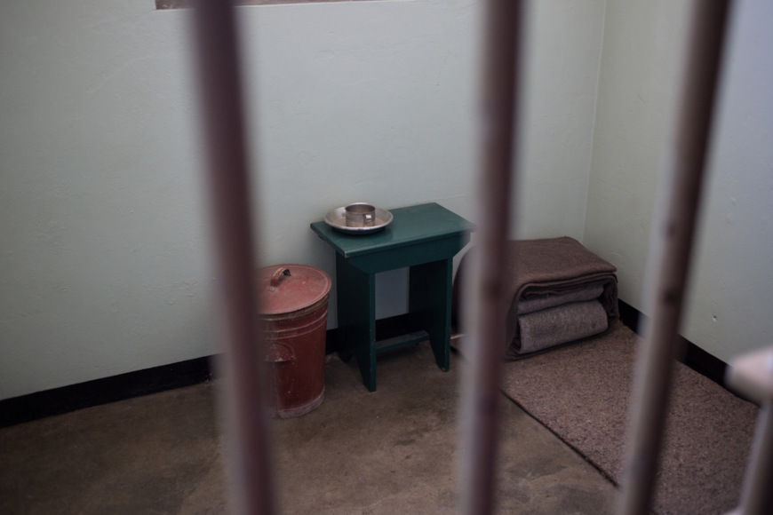 Pequena cela em Robben Island onde esteve preso Nelson Mandela.
