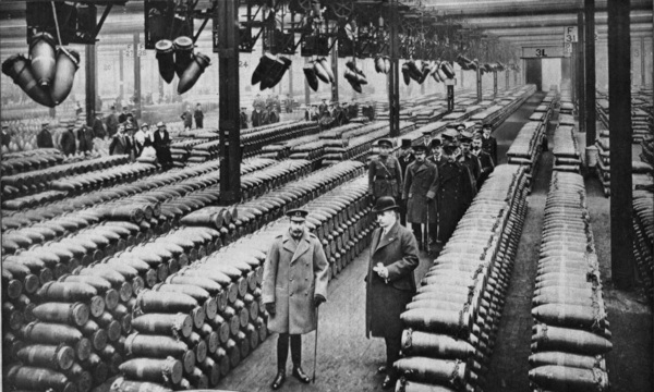 Rei Jorge V inspecionando indústria armamentista inglesa. Durante a Paz Armada, a Europa se preparava para a guerra.