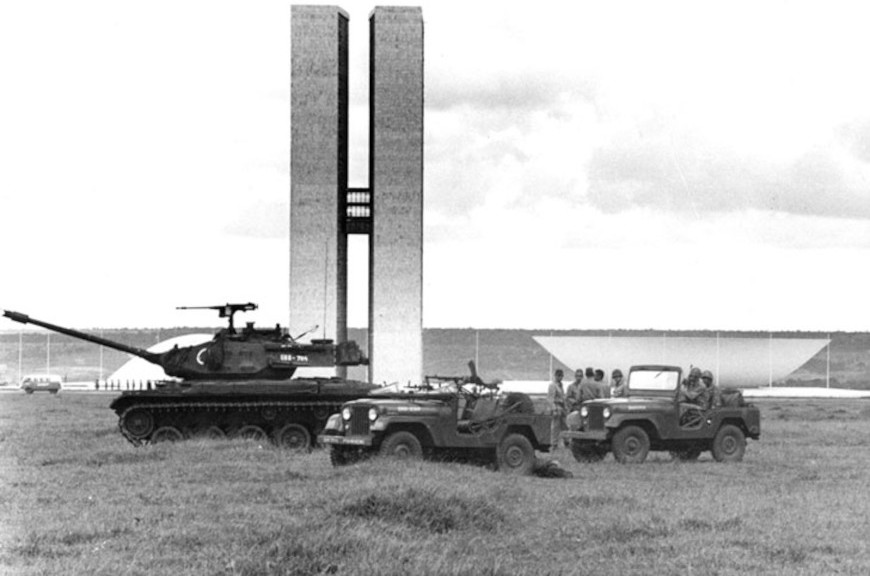 Tanque de guerra e outros veÃ­culos do ExÃ©rcito prÃ³ximos ao Congresso Nacional, durante o Golpe de 1964.